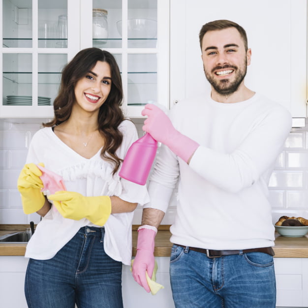 Cesta con productos de limpieza para la higiene del hogar
